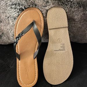 NEVER BEEN WORN Black Thong Sandal. Size 8.